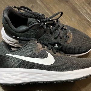 NIKE RUNNING SHOES NWOT 8.5 wide
